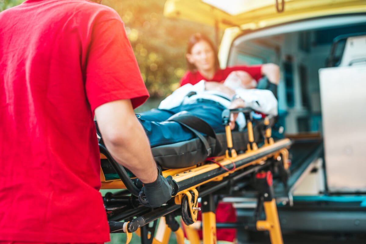 L’équipage de l’ ambulance médicalisée est composé d’un ambulancier , d’un infirmier et d’un médecin ayant des compétences en anesthésie / réanimation. L’équipement à bord (respirateur de transport, scope, pharmacie…) et la présence d’un médecin nous permettent donc de prendre en charge l’ensemble de vos patients stables, en ventilation spontanée ou bien intubé-ventilé et/ou de faire face aux décompensations qui pourraient survenir pendant le transport.