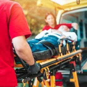 L’équipage de l’ ambulance médicalisée est composé d’un ambulancier , d’un infirmier et d’un médecin ayant des compétences en anesthésie / réanimation. L’équipement à bord (respirateur de transport, scope, pharmacie…) et la présence d’un médecin nous permettent donc de prendre en charge l’ensemble de vos patients stables, en ventilation spontanée ou bien intubé-ventilé et/ou de faire face aux décompensations qui pourraient survenir pendant le transport.