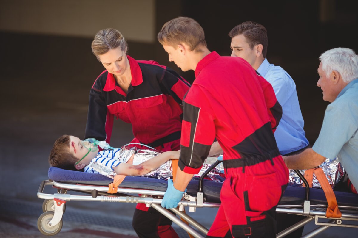 SAMU Casablanca Contactez-nous immédiatement au 0620262626 pour une assistance rapide. Nos ambulanciers sont formés pour gérer toutes les situations médicales d'urgence, fournissant des soins de premiers secours vitaux jusqu'à l'arrivée à l'hôpital.